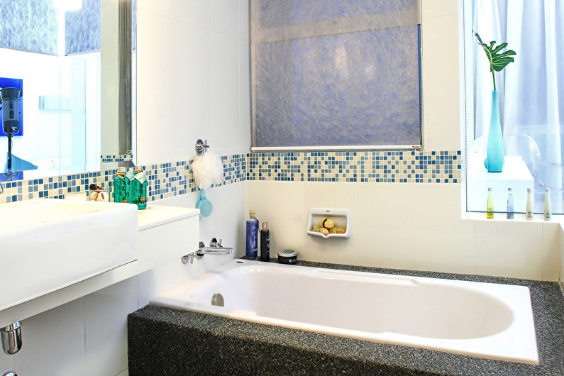 Šauras vannas istabas dizains - sienu dekorēšana