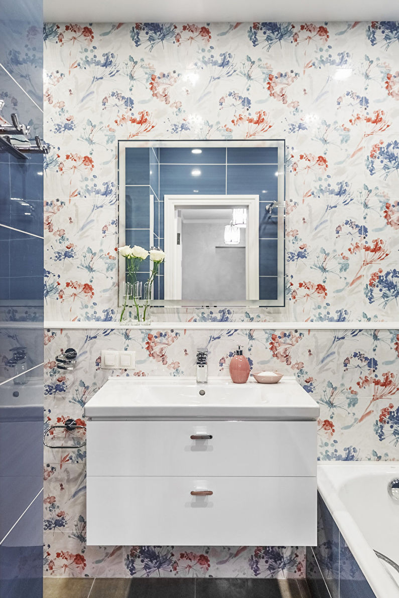 Design intérieur d'une salle de bain étroite - photo