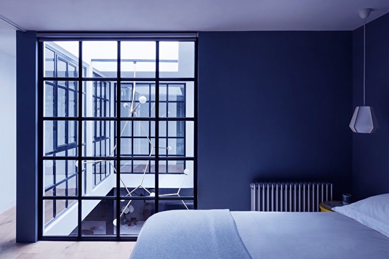 Спалня със синьо таванско помещение - Интериорен дизайн