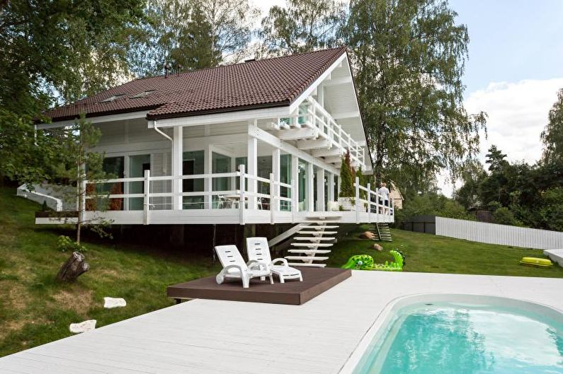 Λευκό σκανδιναβικό εξοχικό σπίτι - φωτογραφία