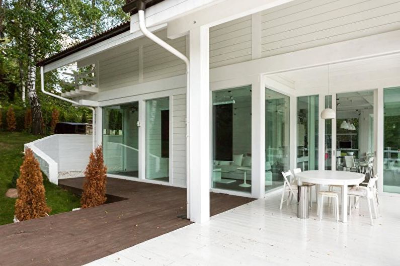 Veranda für ein Landhaus im skandinavischen Stil - Foto