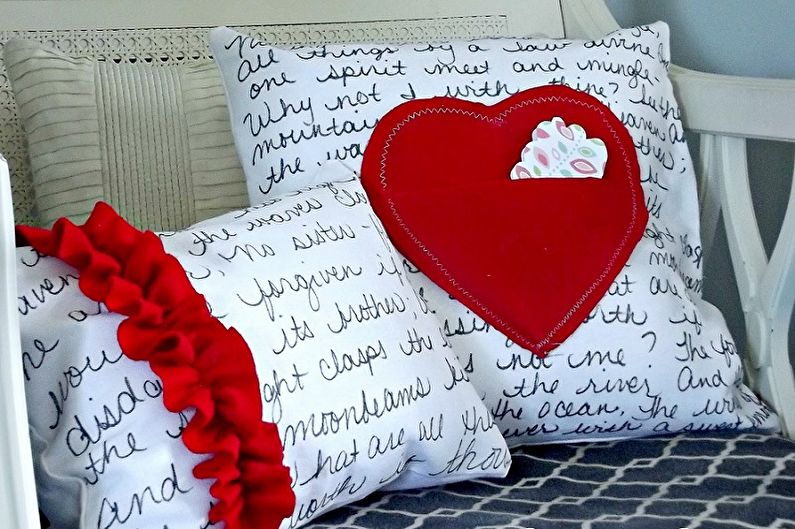 „Pasidaryk pats“ dovana vasario 14 d. - dekoratyvinė pagalvė