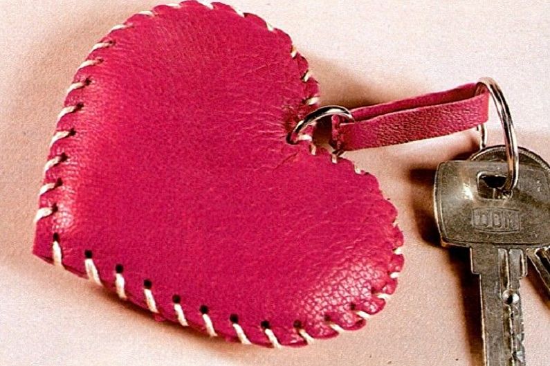 DIY regalo para sa Pebrero 14 - Heart keychain
