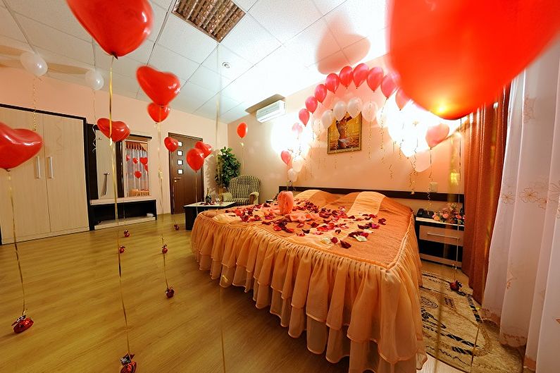 How to decorate an apartment on February 14 - Balloons