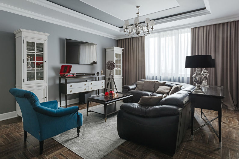 Sala de estar de estilo clássico com detalhes vibrantes