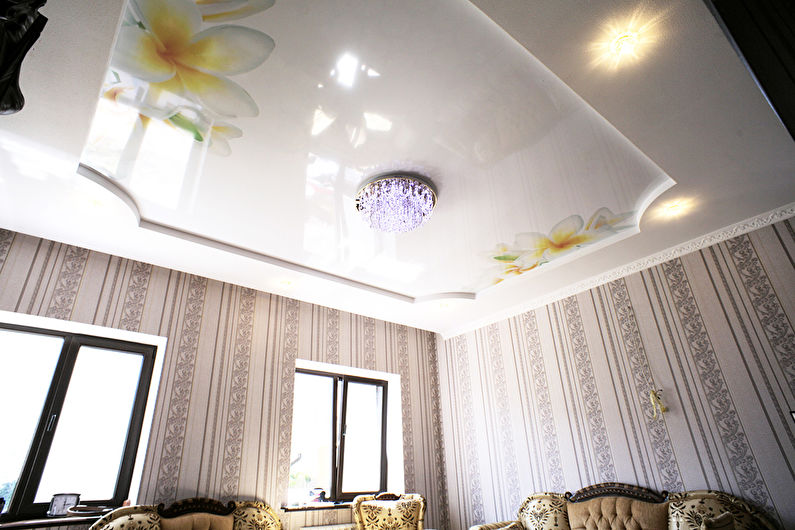 Glossy stretch ceiling in the hall (living room) - Flowers