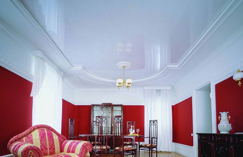 Valkoinen kiiltävä joustava katto aulassa (olohuone) - valokuva