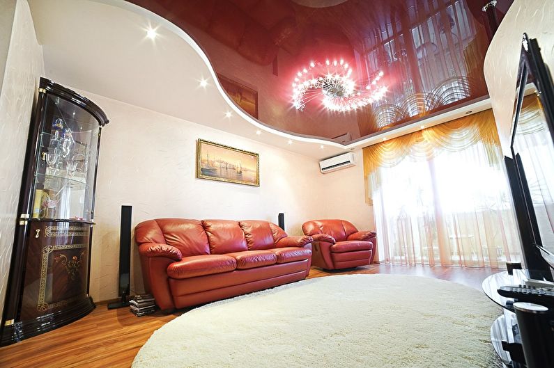 Červený strečový strop v hale (obývací pokoj) - foto