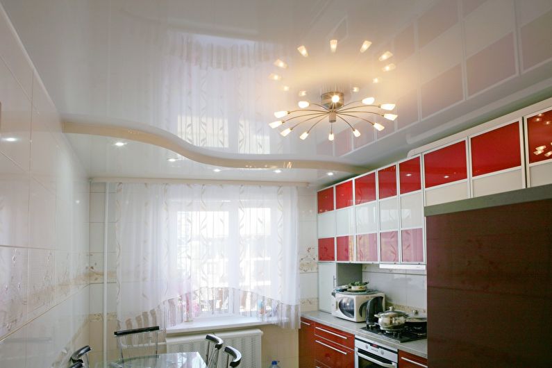 Valkoinen kiiltävä joustava katto keittiössä - valokuva