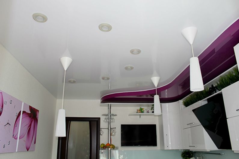 Bijeli protežući strop u kuhinji - fotografija