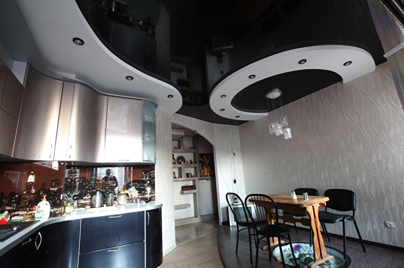 Спуштени плафон у кухињи на два нивоа - фотографија