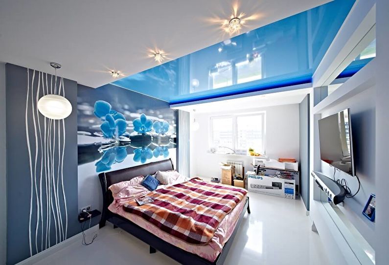 เพดานยืดสีฟ้าในห้องนอน - ภาพถ่าย