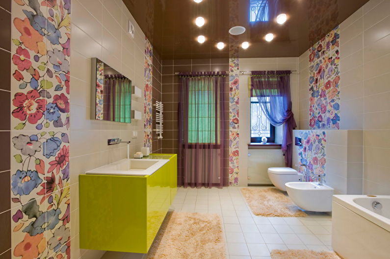 Smeđi sjajni strop na razvlačenje u kupaonici - fotografija