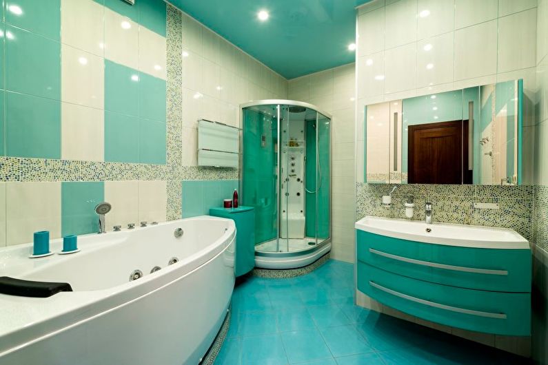 เพดานยืดสีเขียวในห้องน้ำ - ภาพถ่าย
