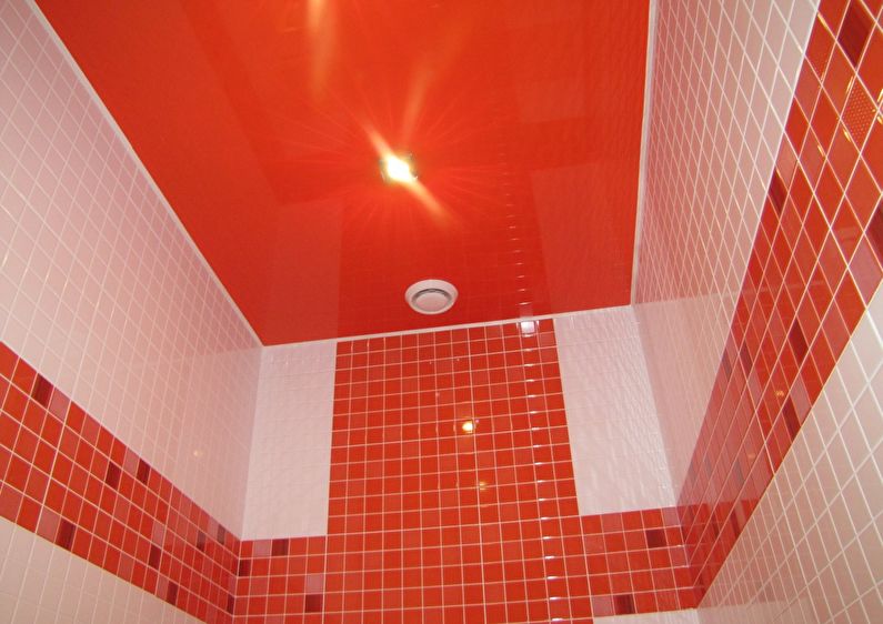 Црвени протежући плафон у купатилу - фотографија