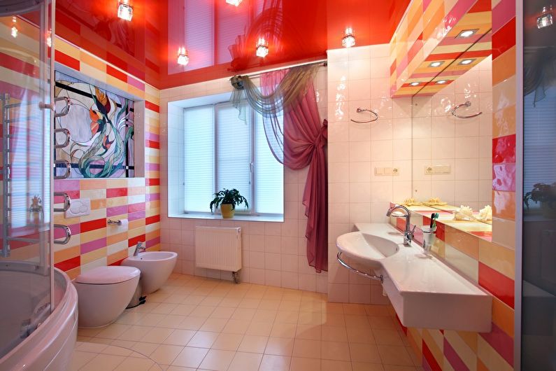 Sarkani spīdīgi stiepjamie griesti vannas istabā - foto