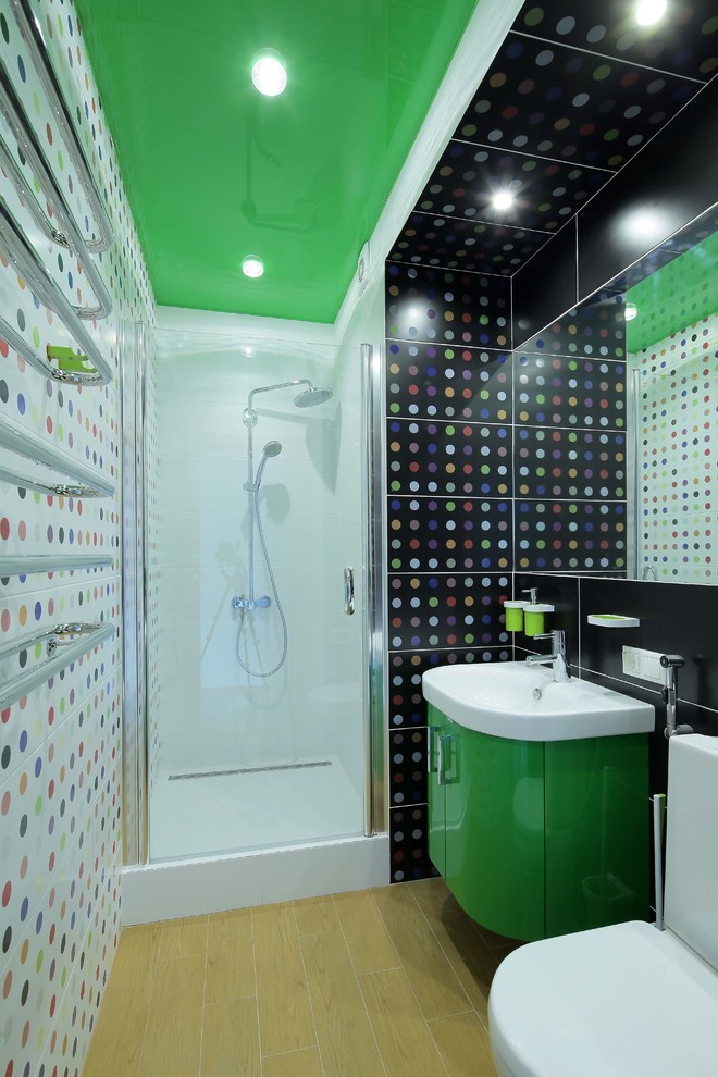 Zaļi spīdīgi stiepjami griesti vannas istabā - foto