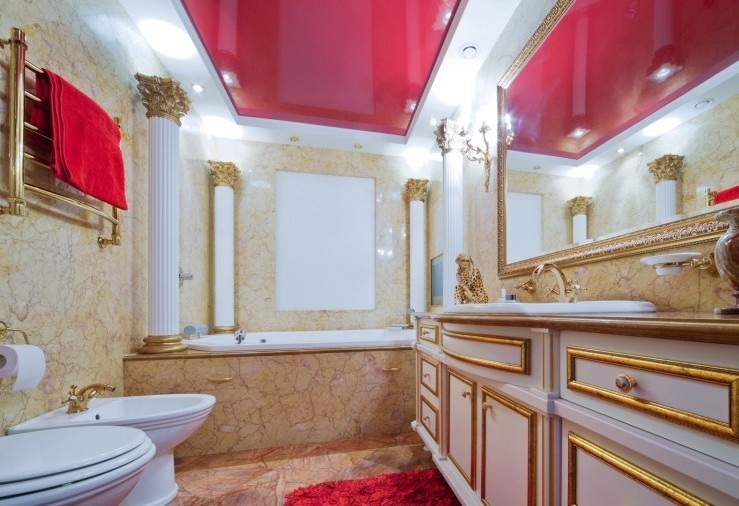 Divlīmeņu piekārtie griesti vannas istabā - foto