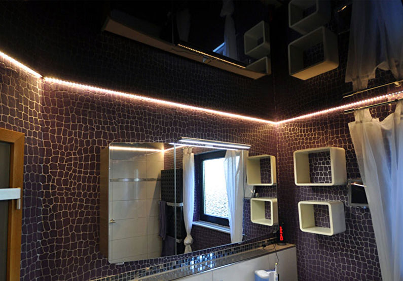 Černý strečový strop v koupelně - foto