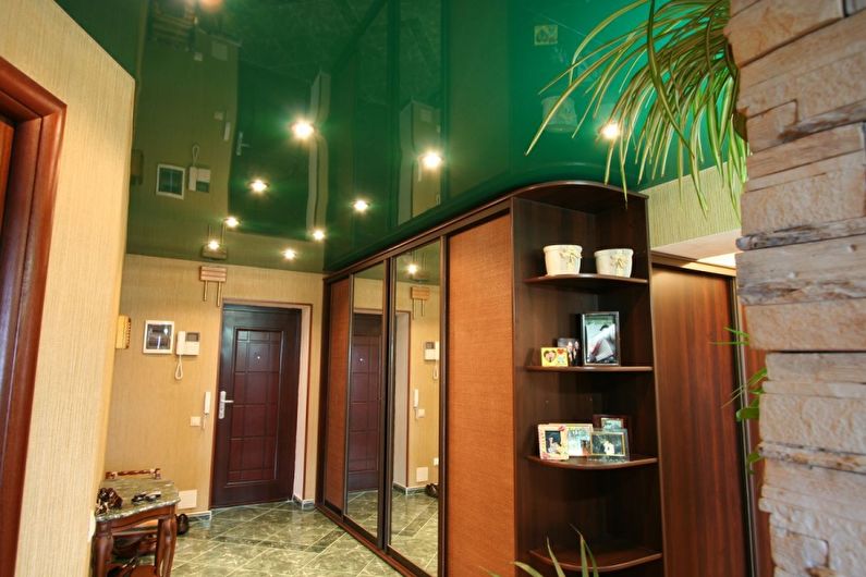 เพดานสีเขียวที่ถูกระงับในห้องโถงและทางเดิน - ภาพถ่าย