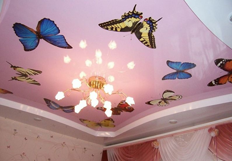 Růžový strečový strop v dětském pokoji - Motýli