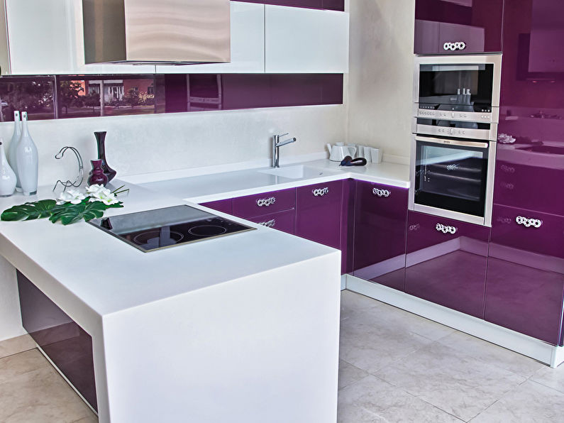 Putih dengan ungu - Reka bentuk dapur 9 sq.m.