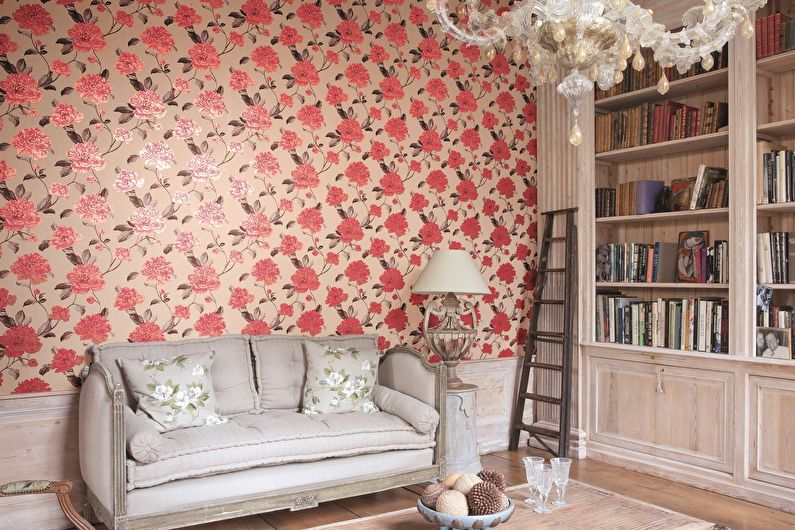 Blommig tapet för ett rum i provence-stil