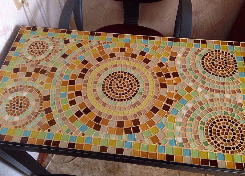 Mosaic - dekorasyon ng lumang lamesa ng DIY