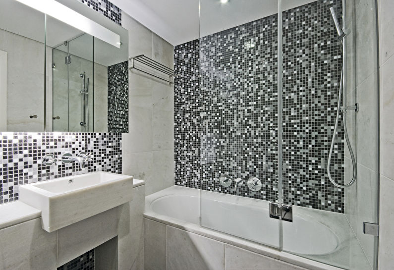 Nedidelio pilkos spalvos vonios kambario dizainas