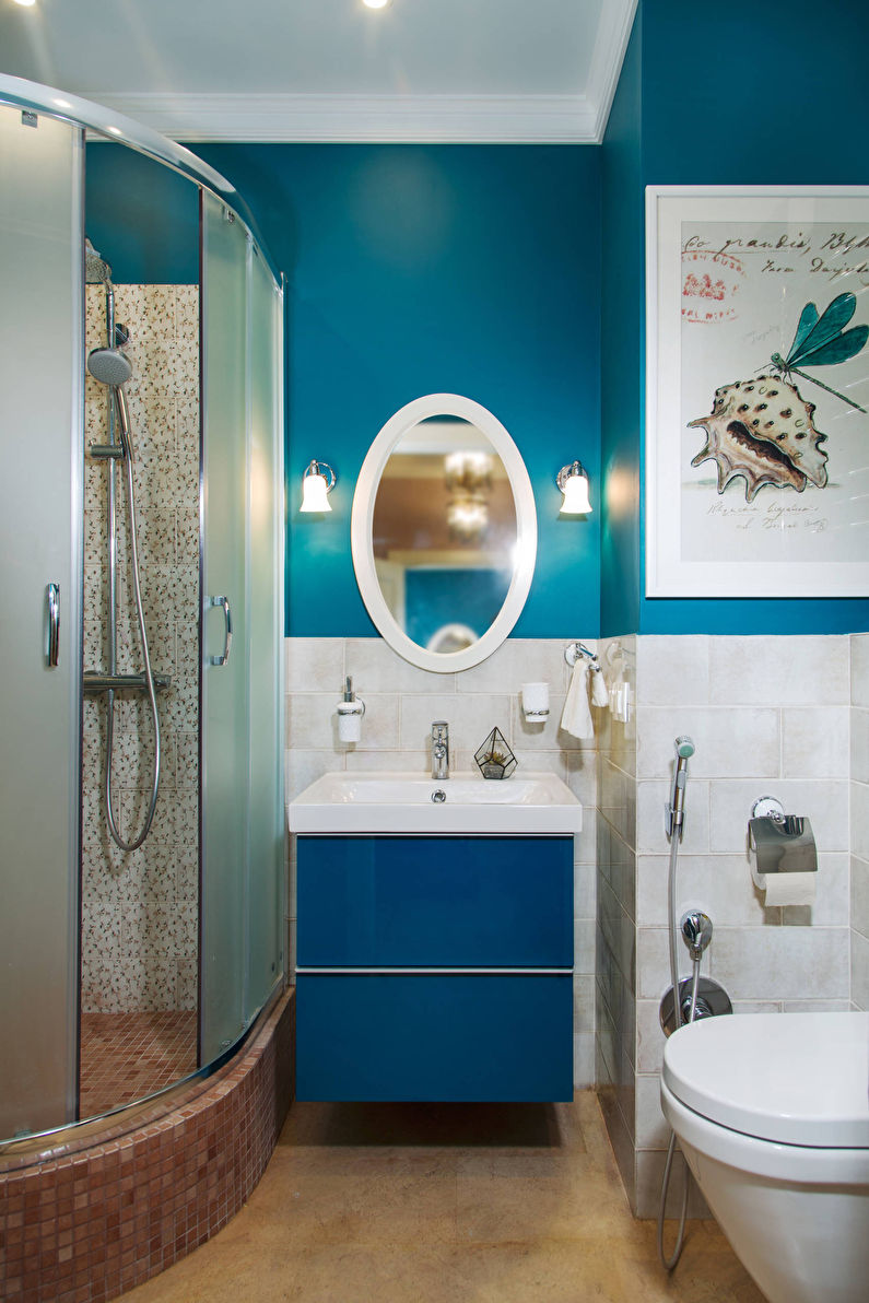 Design af et lille badeværelse i blåt