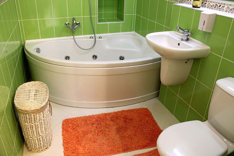 Nelielas vannas istabas dizains zaļās krāsās