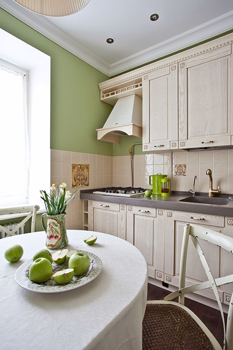 Provansas stila smilškrāsas virtuves dizains
