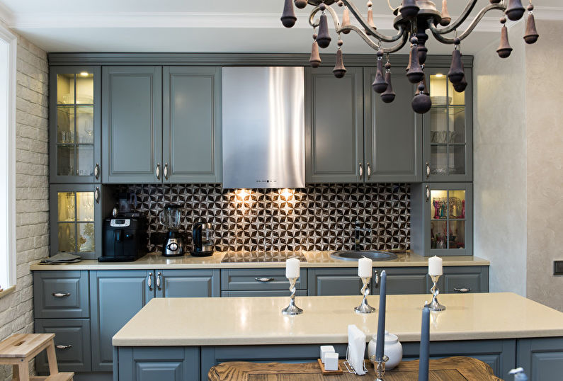 Interiér šedé kuchyně v retro stylu