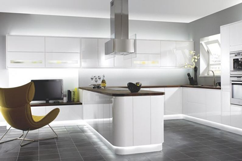 Virtuves dizains 2018 augsto tehnoloģiju stilā.