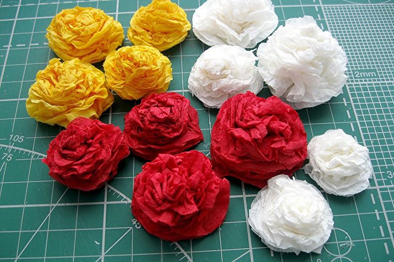 Fleurs de bricolage à partir de serviettes - photo