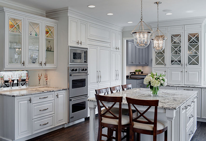 Bílá kuchyně v klasickém stylu - interiérový design