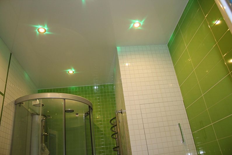 Vonios kambarys Chruščiovoje - lubų dizainas