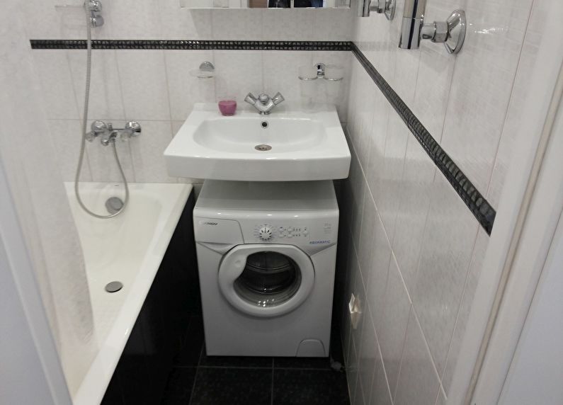 Design do banheiro em Khrushchev - máquina de lavar roupa