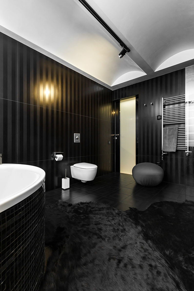 Juodas kambarys: Vonios kambario interjeras - 2 nuotrauka