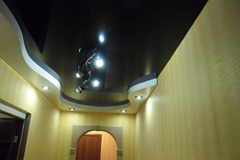 Дуплекс опънати тавани в коридора и коридора