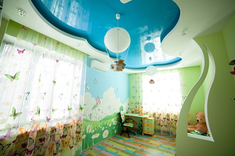 Soffitti tesi a due livelli nella stanza dei bambini