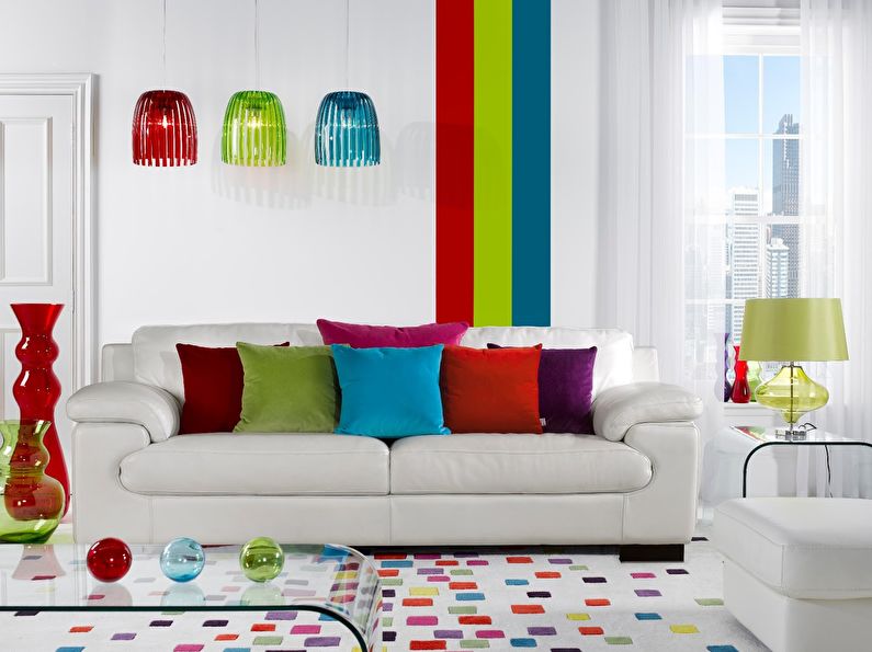 Комбинација боја у унутрашњости дневне собе - бела са црвеном, зеленом и плавом