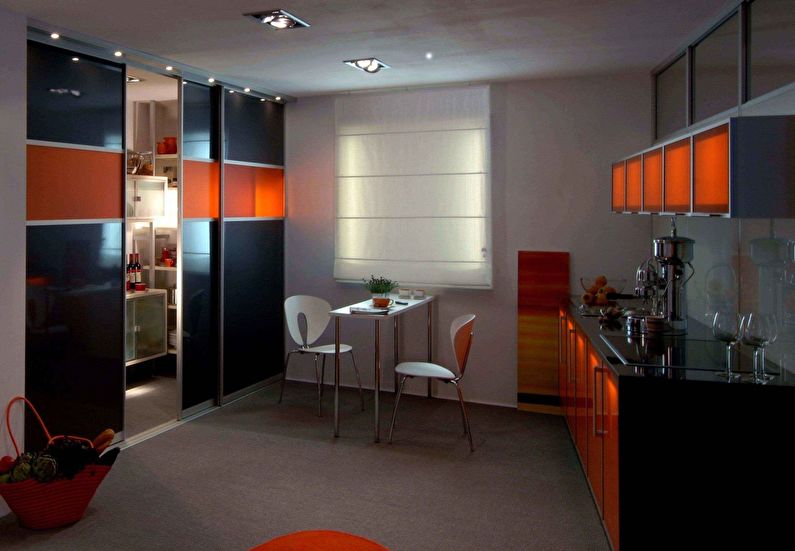 Kombinationen af ​​farver i det indre af køkkenet - sort med orange