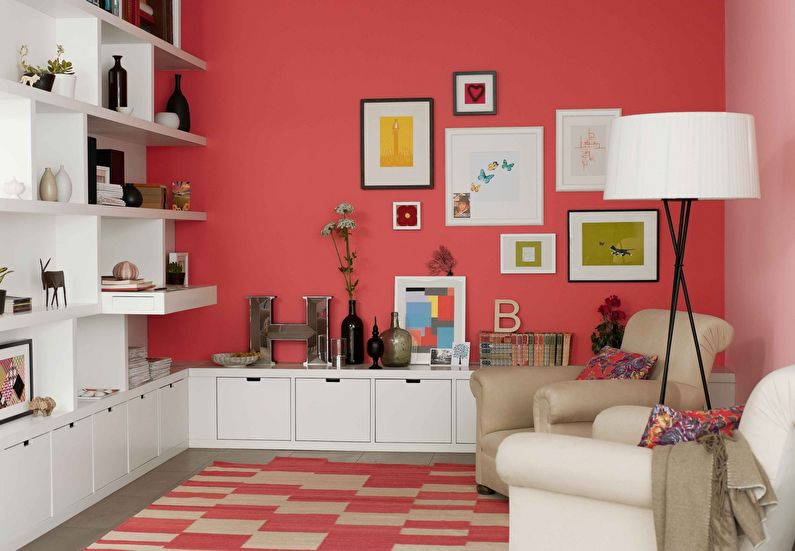 La combinación de colores en el interior de la sala de estar: rojo con blanco.