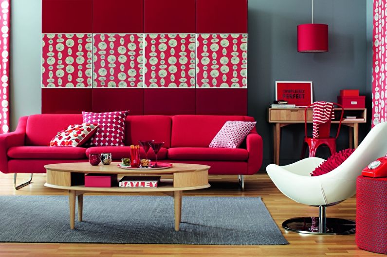 Krāsu kombinācija viesistabas interjerā - sarkana ar pelēku