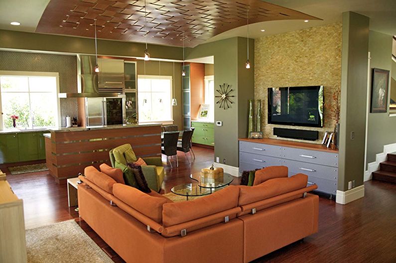 Kombinationen av färger i det inre av vardagsrummet - orange med grönt och brunt