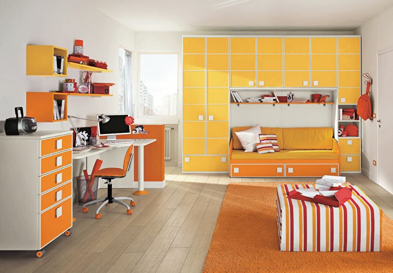 Kombinasjonen av farger i det indre av et barnerom - oransje med hvitt og gult