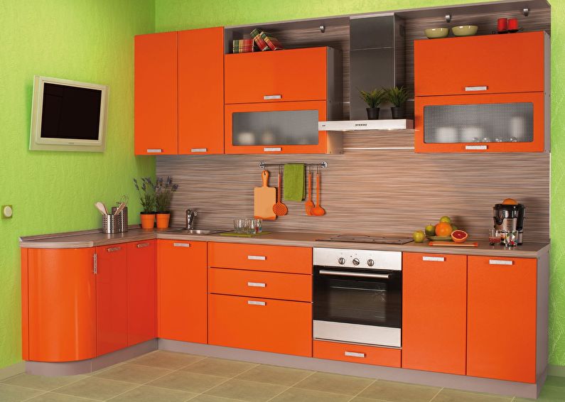 Kombinationen av färger i det inre av köket - orange med grönt