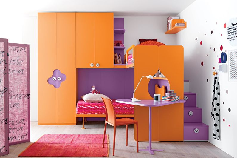 Kombinationen av färger i det inre av barnrummet - orange med lila och vitt