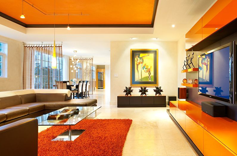Комбинацията от цветове в интериора на хола - оранжево с бяло и кафяво